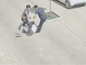 Andijonda sotuvchi nasiyaga ko‘ylak bermagani uchun kaltaklandi (video)