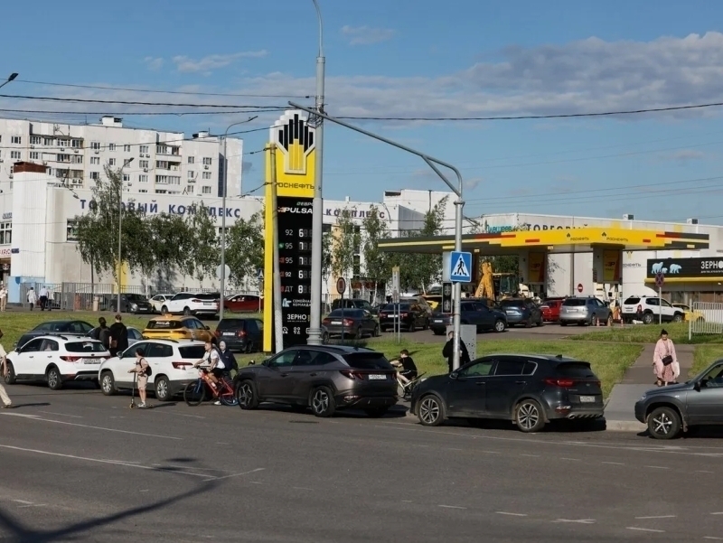 Москвада бензин танқислиги сабаб узун навбатлар юзага келди
