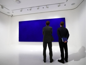 Францияда монохром “кўм-кўк” сурат 18,4 млн еврога сотилди