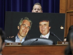 Эпштейн файлларидан Трампга алоқадар кўрсатмалар ўчиб кетди