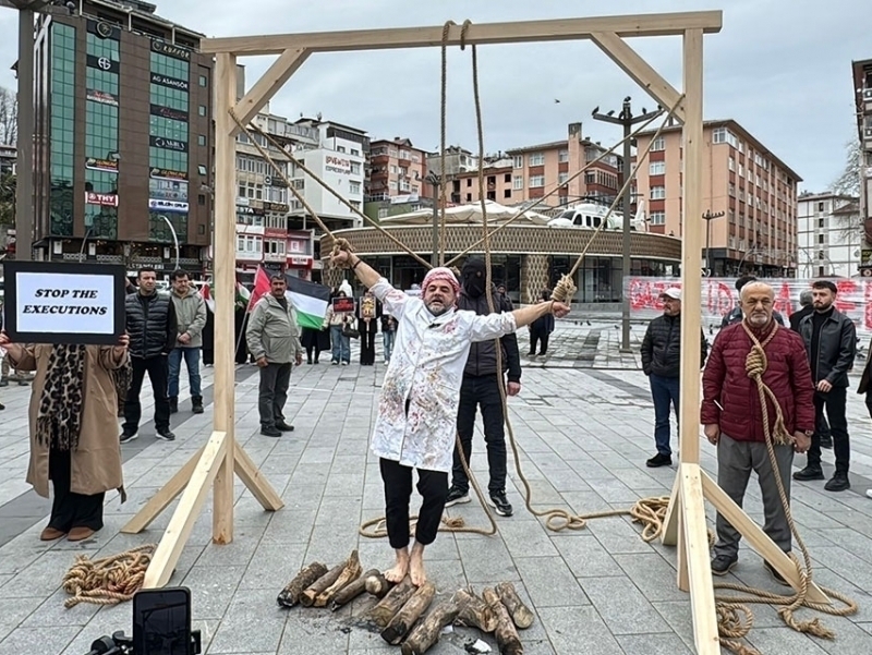 Turkiyada shifokor g‘azolik hamkasbi uchun noodatiy namoyish o‘tkazdi (video)