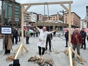 Туркияда шифокор ғазолик ҳамкасби учун ноодатий намойиш ўтказди (видео)