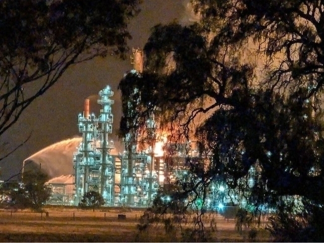 Avstraliyadagi eng yirik neft zavodi yonib ketdi (video)