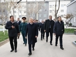 Шавкат Мирзиёев Гулистондаги маҳаллага борди