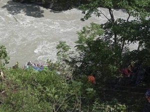 Nepalda 40 nafar yo‘lovchisi bo‘lgan avtobus daryoga qulab tushdi (video)