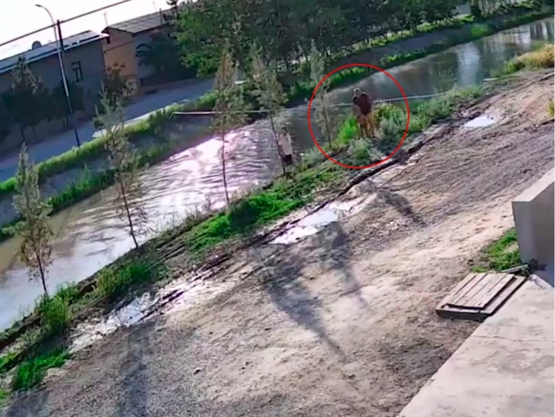 Namanganda kanalda cho‘kayotgan 3 yoshli bola qutqarib qolindi (video)