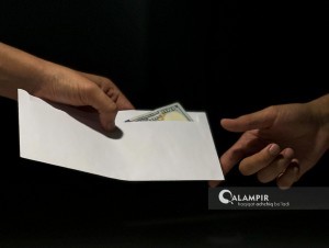 In Namangan, a tax inspector is caught with a bribe