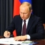 Путин хорижликларга фуқаролик бериш бўйича янги фармонни имзолади