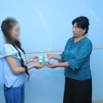 Namanganda tungi klubdagi qizlarga “O‘tkan kunlar” romani sovg‘a qilindi