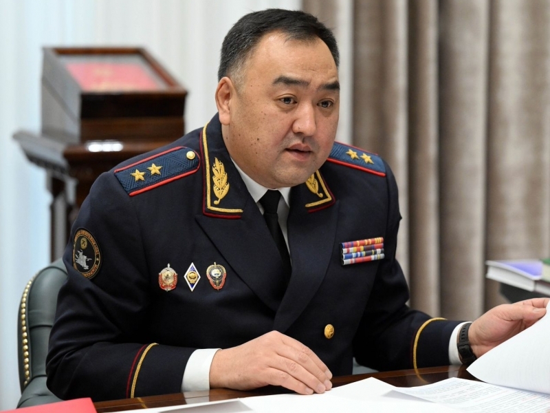 Ichki ishlar vaziri jamoat joyida chekkani uchun jazolandi (video)