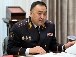 Ички ишлар вазири жамоат жойида чеккани учун жазоланди (видео)