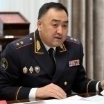 Ichki ishlar vaziri jamoat joyida chekkani uchun jazolandi (video)