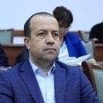 Buxoroda 20 mln dollarni o‘zlashtirishda gumonlanib, ushlangan mansabdor ko‘rinish berdi