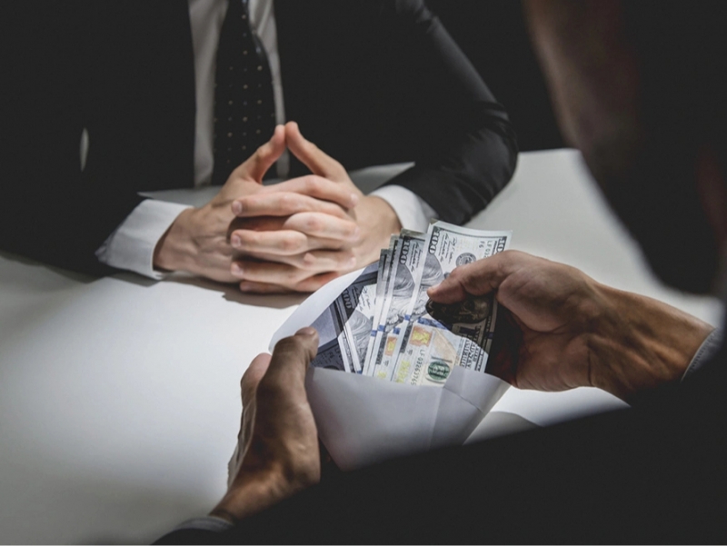 Officials detained for bribery in Surkhandarya and Namangan