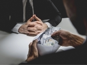 Сурхондарё ва Наманганда мансабдорлар пора билан ушланди