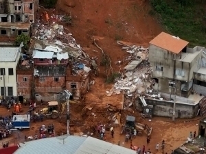 Бразилияда кучли ёмғир: уйлар оқиб кетди, 30 киши ҳалок бўлди