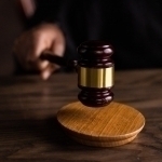 Жиззахда одам ўлимига сабабчи талаба жазодан озод бўлди