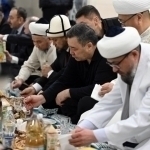 Sadir Japarov Bishkekdagi masjidda namoz o‘qib, iftorlik qildi (fotoreportaj)