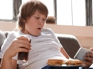 Cmartfonlar o‘smirlarda semirishga olib keladi – tadqiqot