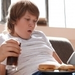 Cмартфонлар ўсмирларда семиришга олиб келади – тадқиқот