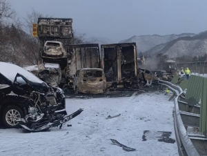 Японияда 50 дан ортиқ автомобиль тўқнашди. Қурбон бор