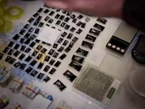 Toshkentda uyida narkotik qadoqlab sotgan shaxs ushlandi (video)