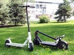 Elektrosamokat boshqarish uchun yosh toifasi va harakat tezligi belgilandi