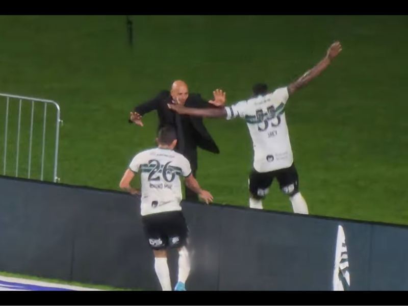Braziliyalik futbolchi golni nishonlayotganda tunnelga tushib ketdi (video)