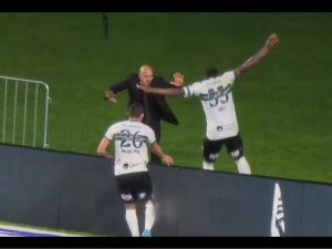 Braziliyalik futbolchi golni nishonlayotganda tunnelga tushib ketdi (video)