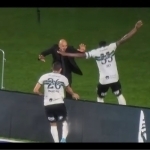Braziliyalik futbolchi golni nishonlayotganda tunnelga tushib ketdi (video)