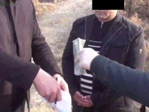 Фарғонада “замҳоким” 8 минг доллар билан қўлга тушди