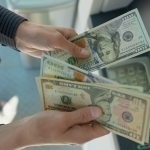 Dollar kursi yana pasaydi