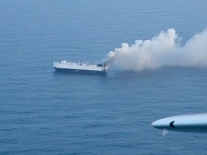 Bortida minglab avtomobillar bo‘lgan kema Tinch okeaniga g‘arq bo‘ldi