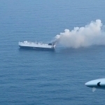 Бортида минглаб автомобиллар бўлган кема Тинч океанига ғарқ бўлди
