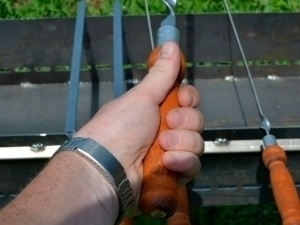 Rashk tufayli er xotinini “sixga tortdi”