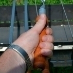 Rashk tufayli er xotinini “sixga tortdi”