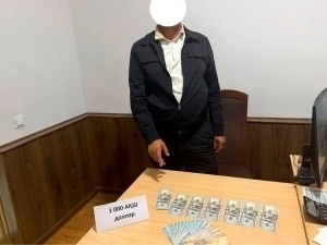Xorazmda kommunal xo‘jaligi mansabdori $1000 pora bilan ushlandi