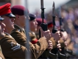 Britaniyada bitiruvchilar 1 yillik harbiy xizmatga jalb qilinadi 