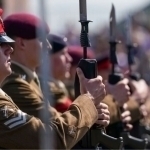 Britaniyada bitiruvchilar 1 yillik harbiy xizmatga jalb qilinadi 