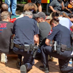 Oq tanli amerikaliklar yarashish belgisi sifatida qoralarning oyoqlarini yuvishdi (video)