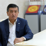Jeenbekov yana murojaat yo‘lladi. U horg‘in va galstuksiz ko‘rinish berdi 