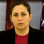 Albaniyada vazir nutq so‘zlashga chiqqanida yig‘lab yubordi