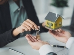 O‘zbekistonda uy-joylarni naqd pulda sotib olish cheklanadi (video)