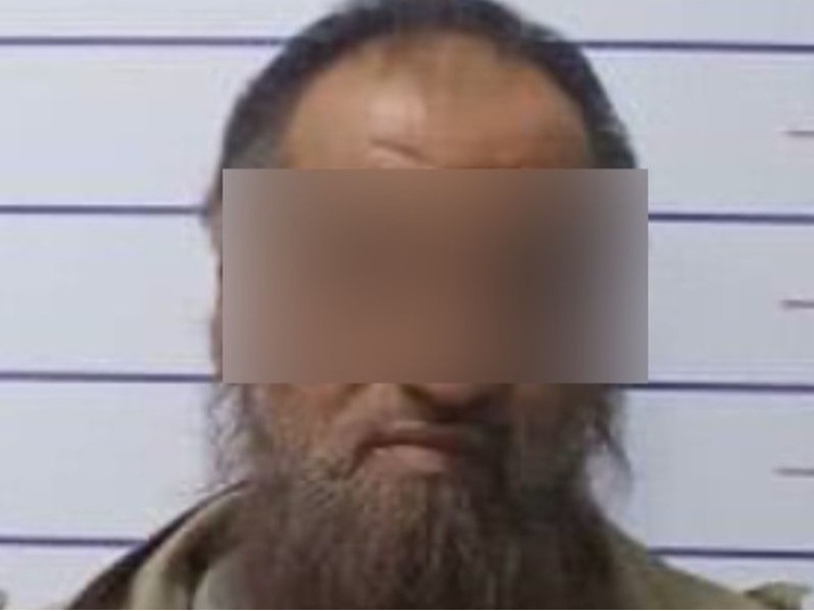 Bolalarga ignali qand tarqatgan erkak ushlandi (video)