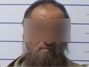 Bolalarga ignali qand tarqatgan erkak ushlandi (video)