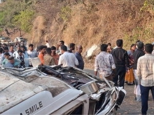 Ҳиндистонда автобус ағдарилиб кетди. Қурбонлар бор