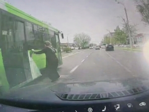 Тошкентда пиёдаларни босиб кетмоқчи бўлган автобус ҳайдовчиси ишдан олинди