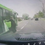 Toshkentda piyodalarni bosib ketishiga sal qolgan avtobus haydovchisi ishdan olindi