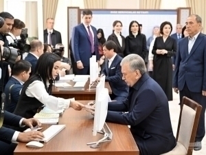 Mirziyoyev votes with his family in legislative elections