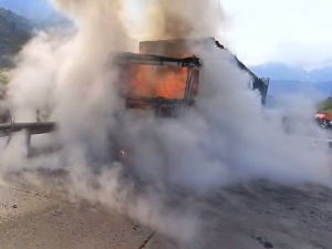 “Qamchiq” dovonida yuk avtomobili yonib ketdi (video)